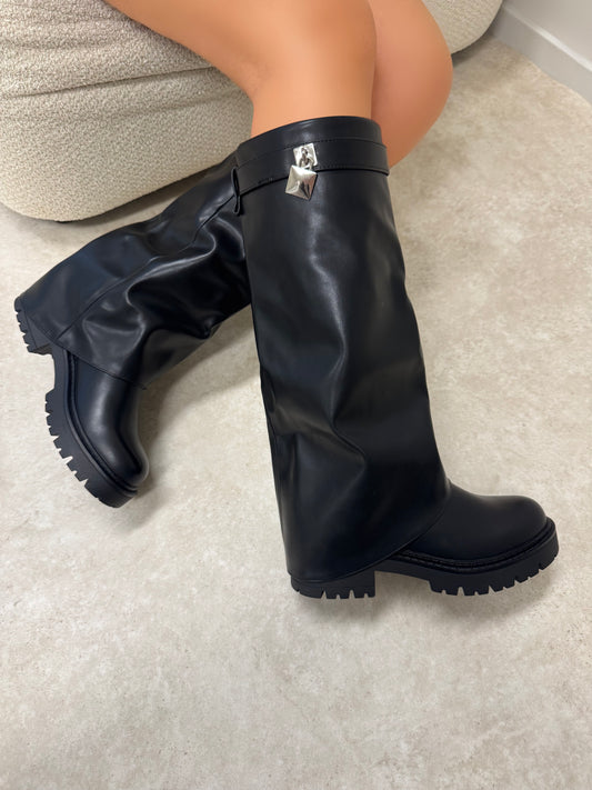 Desi boots black